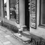 Lata 70., prawdopodobnie Ystad, Szwecja..
Prasa w progu domu. Zdjęcie wykonane w czasie rejsu promu m/f Gryf na trasie Świnoujście-Ystad (Szwecja).
Fot. Maciej Jasiecki, zbiory Ośrodka KARTA