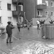 Lata 70., Szwecja.
Dzieci grają w hokeja.  Zdjęcie wykonane w czasie rejsu promu m/f Gryf na trasie Świnoujście-Ystad (Szwecja).
Fot. Maciej Jasiecki, zbiory Ośrodka KARTA