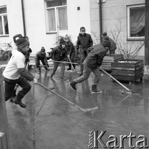 Lata 70., Szwecja.
Dzieci grają w hokeja.  Zdjęcie wykonane w czasie rejsu promu m/f Gryf na trasie Świnoujście-Ystad (Szwecja).
Fot. Maciej Jasiecki, zbiory Ośrodka KARTA