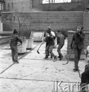 Lata 70., Szwecja.
Dzieci grają w hokeja.  Zdjęcie wykonane w czasie rejsu promu m/f Gryf na trasie Świnoujście-Ystad (Szwecja).
Fot. Maciej Jasiecki, zbiory Ośrodka KARTA