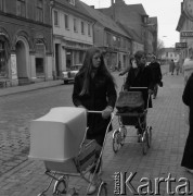 Lata 70., prawdopodobnie Ystad, Szwecja..
Kobiety z wózkami. Zdjęcie wykonane w czasie rejsu promu m/f Gryf na trasie Świnoujście-Ystad (Szwecja).
Fot. Maciej Jasiecki, zbiory Ośrodka KARTA