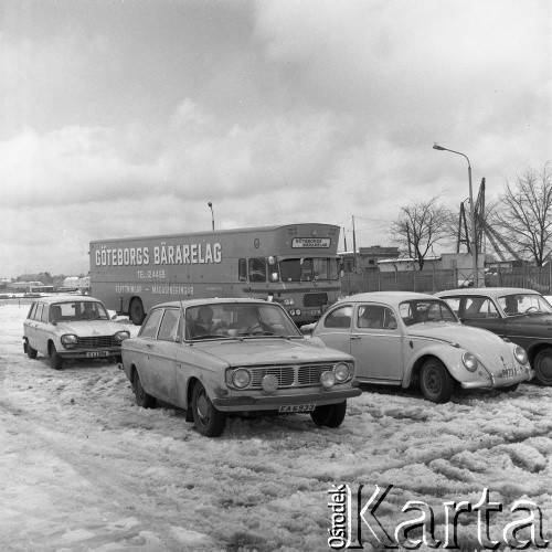 Lata 70., prawdopodobnie Ystad, Szwecja..
Parking. Zdjęcie wykonane w czasie rejsu promu m/f Gryf na trasie Świnoujście-Ystad (Szwecja).
Fot. Maciej Jasiecki, zbiory Ośrodka KARTA