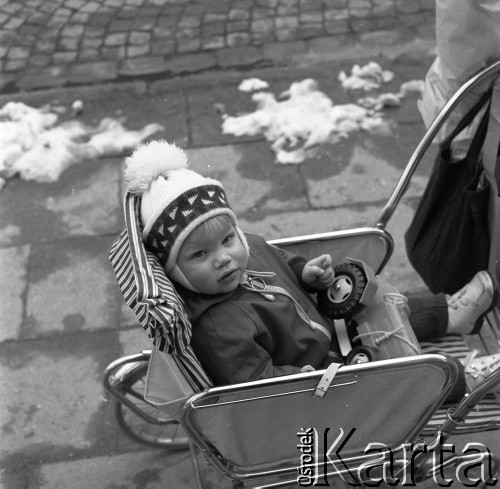 Lata 70., prawdopodobnie Ystad, Szwecja..
Dziecko w wózku. Zdjęcie wykonane w czasie rejsu promu m/f Gryf na trasie Świnoujście-Ystad (Szwecja).
Fot. Maciej Jasiecki, zbiory Ośrodka KARTA