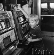 Lata 70., prawdopodobnie Ystad, Szwecja..
Salon gier. Zdjęcie wykonane w czasie rejsu promu m/f Gryf na trasie Świnoujście-Ystad (Szwecja).
Fot. Maciej Jasiecki, zbiory Ośrodka KARTA
