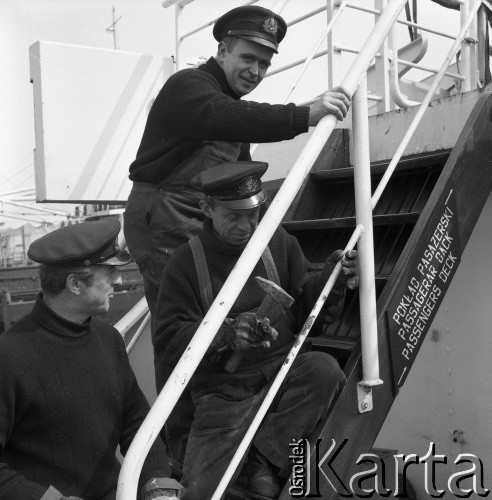 Lata 70., brak miejsca.
Załoga na pokładzie promu m/f Gryf. Zdjęcie wykonane na trasie Świnoujście-Ystad (Szwecja).
Fot. Maciej Jasiecki, zbiory Ośrodka KARTA