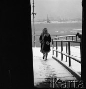 Lata 70., brak miejsca.
Kobieta wchodzi na pokład. Zdjęcie wykonane w czasie rejsu promu m/f Gryf na trasie Świnoujście-Ystad (Szwecja).
Fot. Maciej Jasiecki, zbiory Ośrodka KARTA