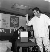 Lata 70., brak miejsca.
Wybory w czasie rejsu MS Bieszczady, statku Polskiej Żeglugi Morskiej.
Fot. Maciej Jasiecki, zbiory Ośrodka KARTA