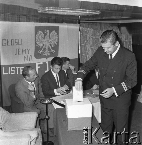 Lata 70., brak miejsca.
Wybory w czasie rejsu MS Bieszczady, statku Polskiej Żeglugi Morskiej.
Fot. Maciej Jasiecki, zbiory Ośrodka KARTA