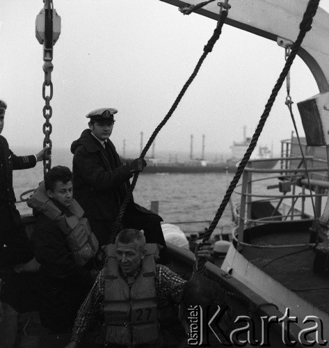 Lata 70., brak miejsca.
Załoga wraca z portu. Zdjęcie wykonane w czasie rejsu MS Bieszczady, statku Polskiej Żeglugi Morskiej.
Fot. Maciej Jasiecki, zbiory Ośrodka KARTA