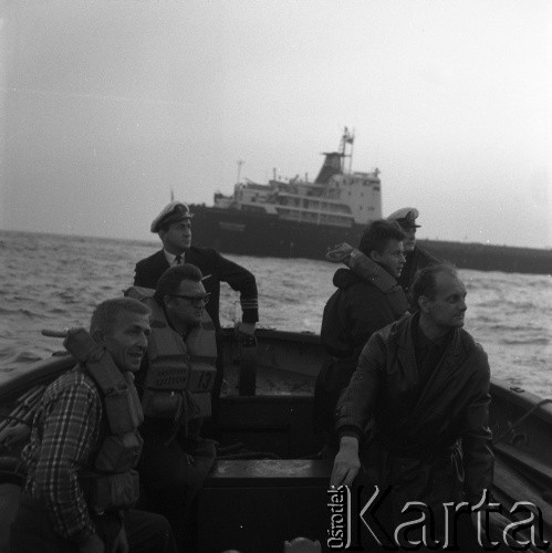 Lata 70., brak miejsca.
Załoga wraca z portu. Zdjęcie wykonane w czasie rejsu MS Bieszczady, statku Polskiej Żeglugi Morskiej.
Fot. Maciej Jasiecki, zbiory Ośrodka KARTA