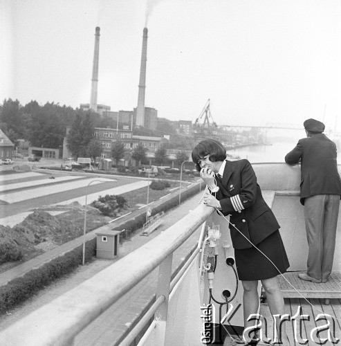 Lata 70., brak miejsca.
Kapitan Danuta Kobylińska-Walas. Zdjęcie wykonane w czasie rejsu MS Bieszczady, statku Polskiej Żeglugi Morskiej.
Fot. Maciej Jasiecki, zbiory Ośrodka KARTA