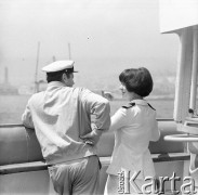 Lata 70., brak miejsca.
Kapitan Danuta Kobylińska-Walas z mężem Czesławem Walasem. Zdjęcie wykonane w czasie rejsu MS Bieszczady, statku Polskiej Żeglugi Morskiej.
Fot. Maciej Jasiecki, zbiory Ośrodka KARTA