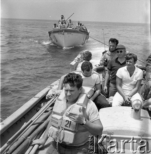 Lata 70., brak miejsca.
Załoga schodzi na ląd po zawinięciu do portu. Zdjęcie wykonane w czasie rejsu MS Bieszczady, statku Polskiej Żeglugi Morskiej.
Fot. Maciej Jasiecki, zbiory Ośrodka KARTA