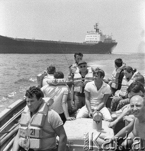 Lata 70., brak miejsca.
Załoga schodzi na ląd po zawinięciu do portu. Zdjęcie wykonane w czasie rejsu MS Bieszczady, statku Polskiej Żeglugi Morskiej.
Fot. Maciej Jasiecki, zbiory Ośrodka KARTA