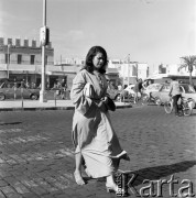 Lata 70., Casablanca, Maroko.
Kobieta na ulicy. Zdjęcie wykonane w czasie rejsu MS Bieszczady, statku Polskiej Żeglugi Morskiej.
Fot. Maciej Jasiecki, zbiory Ośrodka KARTA