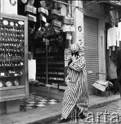 Lata 70., Casablanca, Maroko.
Kobieta w dżelabie. Zdjęcie wykonane w czasie rejsu MS Bieszczady, statku Polskiej Żeglugi Morskiej.
Fot. Maciej Jasiecki, zbiory Ośrodka KARTA