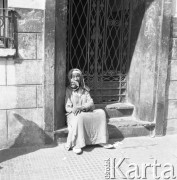 Lata 70., Casablanca, Maroko.
Kobieta w dżelabie. Zdjęcie wykonane w czasie rejsu MS Bieszczady, statku Polskiej Żeglugi Morskiej.
Fot. Maciej Jasiecki, zbiory Ośrodka KARTA