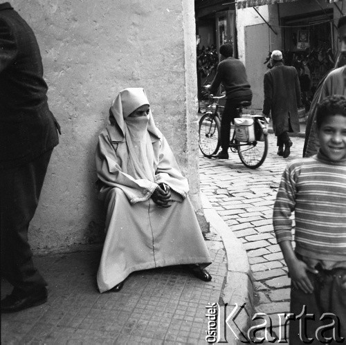 Lata 70., Casablanca, Maroko.
Kobieta w dżelabie. Zdjęcie wykonane w czasie rejsu MS Bieszczady, statku Polskiej Żeglugi Morskiej.
Fot. Maciej Jasiecki, zbiory Ośrodka KARTA