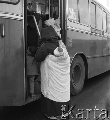 Lata 70., Casablanca, Maroko.
Kobiety wchodzą do autobusu. Zdjęcie wykonane w czasie rejsu MS Bieszczady, statku Polskiej Żeglugi Morskiej.
Fot. Maciej Jasiecki, zbiory Ośrodka KARTA