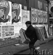 Lata 70., Genua, Włochy.
Mężczyzna z kartonami. Zdjęcie wykonane w czasie rejsu MS Bieszczady, statku Polskiej Żeglugi Morskiej.
Fot. Maciej Jasiecki, zbiory Ośrodka KARTA