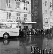 Lata 70., Genua, Włochy.
Tłum na chodniku. Zdjęcie wykonane w czasie rejsu MS Bieszczady, statku Polskiej Żeglugi Morskiej.
Fot. Maciej Jasiecki, zbiory Ośrodka KARTA