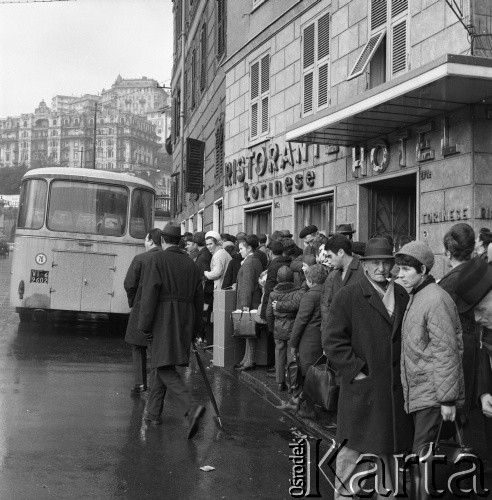 Lata 70., Genua, Włochy.
Tłum na chodniku. Zdjęcie wykonane w czasie rejsu MS Bieszczady, statku Polskiej Żeglugi Morskiej.
Fot. Maciej Jasiecki, zbiory Ośrodka KARTA