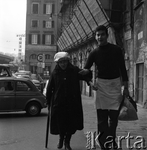 Lata 70., Genua, Włochy.
Piazza della Commenda przy Via Antonio Gramsci. Zdjęcie wykonane w czasie rejsu MS Bieszczady, statku Polskiej Żeglugi Morskiej.
Fot. Maciej Jasiecki, zbiory Ośrodka KARTA