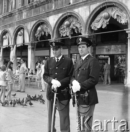 Lata 70., Wenecja, Włochy.
Policjanci przy budynku Prokuracji Starej. Zdjęcie wykonane w czasie rejsu MS Bieszczady, statku Polskiej Żeglugi Morskiej.
Fot. Maciej Jasiecki, zbiory Ośrodka KARTA