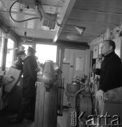Lata 70., brak miejsca.
Marynarz za sterem. Zdjęcie wykonane na pokładzie ms Brygada Makowskiego.
Fot. Maciej Jasiecki, zbiory Ośrodka KARTA