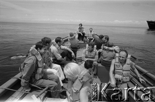 Lata 70., brak miejsca.
Załoga statku MS Częstochowa w szalupie.
Fot. Maciej Jasiecki, zbiory Ośrodka KARTA