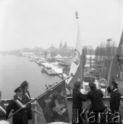 Lata 70., brak miejsca.
Uroczystość podnoszenia bandery na statku.
Fot. Maciej Jasiecki, zbiory Ośrodka KARTA