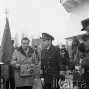 Lata 70., brak miejsca.
Uroczystość podnoszenia bandery na statku.
Fot. Maciej Jasiecki, zbiory Ośrodka KARTA