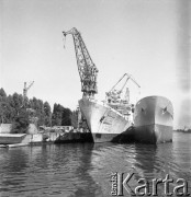 Lata 70., Szczecin, Polska.
Stocznia Szczecińska im. Adolfa Warskiego - statki przy nabrzeżu.
Fot. Maciej Jasiecki, zbiory Ośrodka KARTA