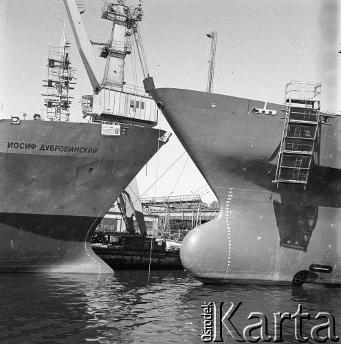 Lata 70., Szczecin, Polska.
Stocznia Szczecińska im. Adolfa Warskiego, budowa statków dla ZSRR. Z lewej M/S Josif Dubrowinskij.
Fot. Maciej Jasiecki, zbiory Ośrodka KARTA