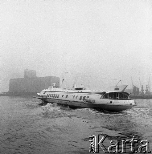 Lata 70., Szczecin, Polska.
Wodolot produkcji radzieckiej w drodze do Świnoujścia, w tle port i elewator „Ewa”.
Fot. Maciej Jasiecki, zbiory Ośrodka KARTA