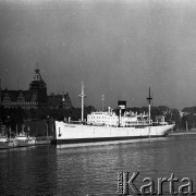 Lata 70., Szczecin, Polska.
SS Kapitan K. Maciejewicz na tle Wałów Chrobrego. Statek zbudowany w niemieckiej stoczni 