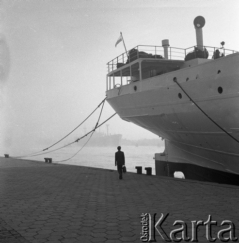 Lata 70., Szczecin, Polska.
Rufa statku SS Kapitan K. Maciejewicz na tle Wałów Chrobrego. Statek zbudowany w niemieckiej stoczni 