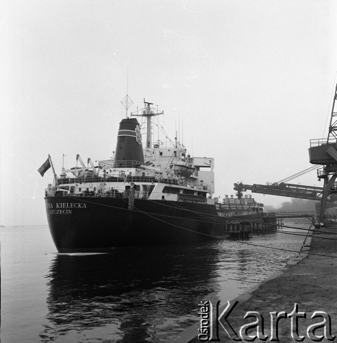 Lata 70., brak miejsca.
Statek Ziemia Kielecka w porcie. Zdjęcie wykonane w czasie promu m/f Gryf na trasie Świnoujście-Ystad (Szwecja).
Fot. Maciej Jasiecki, zbiory Ośrodka KARTA