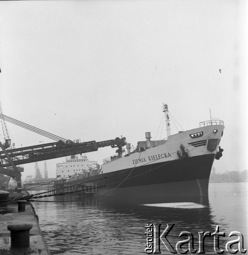 Lata 70., brak miejsca.
Statek Ziemia Kielecka w porcie. Zdjęcie wykonane w czasie promu m/f Gryf na trasie Świnoujście-Ystad (Szwecja).
Fot. Maciej Jasiecki, zbiory Ośrodka KARTA