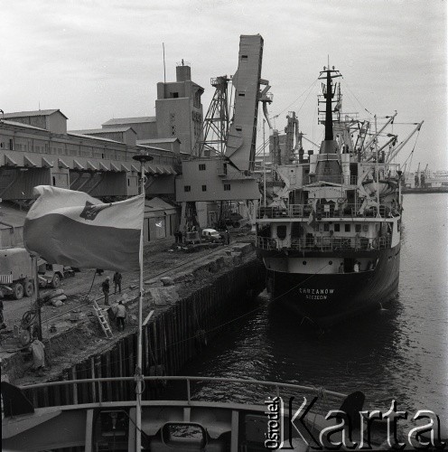 Lata 70., brak miejsca.
MS Chrzanów w porcie.
Fot. Maciej Jasiecki, zbiory Ośrodka KARTA