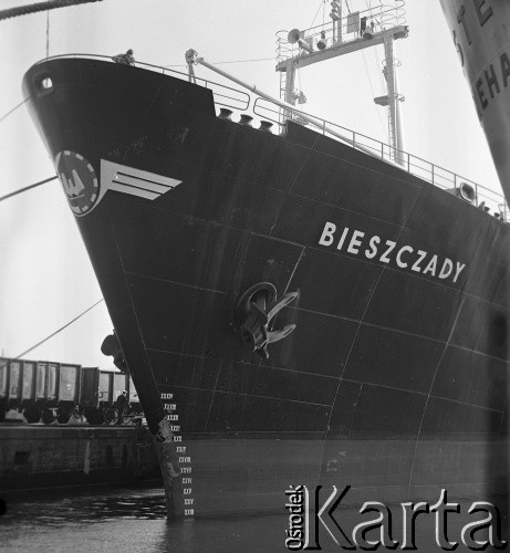 Lata 70., brak miejsca.
MS Bieszczady w porcie. Zdjęcie wykonane w czasie promu m/f Gryf na trasie Świnoujście-Ystad (Szwecja).
Fot. Maciej Jasiecki, zbiory Ośrodka KARTA