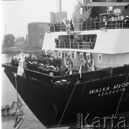 1978, Szczecin, Polska.
M/S „Walka młodych” - masowiec, zbudowany w Stoczni Szczecińskiej im. Adolfa Warskiego dla Polskiej Żeglugi Morskiej (PŻM). Wodowany 8 kwietnia 1978 r. Matką chrzestną była Halina Lipińska-Koperska, przodująca włókniarka z Łodzi, działaczka ZWM. Zezłomowany w 2009 r. 
Fot. Maciej Jasiecki, zbiory Ośrodka KARTA