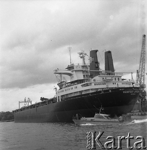 Lata 70., Szczecin, Polska.
M/s „Manifest Lipcowy”. Masowiec zbudowany w Stoczni im. Komuny Paryskiej w Gdyni. Wodowany 1 kwietnia 1970 r. Matka chrzestna: Irena Ostrowska – spawacz w stoczni. Zezłomowany w 1999 r. 
Fot. Maciej Jasiecki, zbiory Ośrodka KARTA
