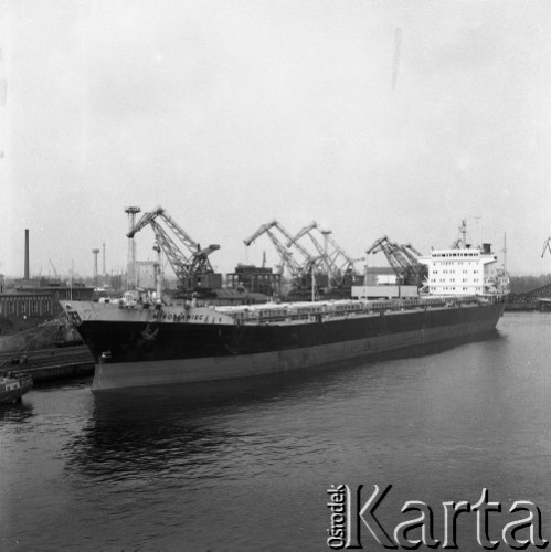 Lata 70., Szczecin, Polska.
Statek m/s „Mirosławiec”. Masowiec zbudowany w Stoczni Szczecińskiej im Adolfa Warskiego dla Polskiej Żeglugi Morskiej (PŻM). Wodowany 1 lutego 1975 r. Matką chrzestną była Józefa Balawajder, nauczycielka z Mirosławca. Zezłomowany w 2000r. Wymiary: 199 x 24 x 11m. Tonaż: 33450 DWT. 
Fot. Maciej Jasiecki, zbiory Ośrodka KARTA
