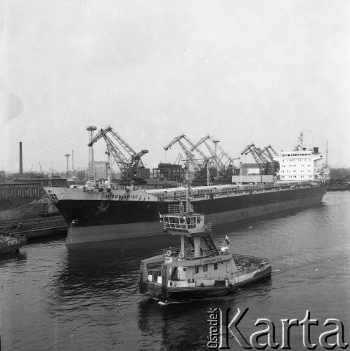 Lata 70., Szczecin, Polska.
Statek m/s „Mirosławiec”. Masowiec zbudowany w Stoczni Szczecińskiej im Adolfa Warskiego dla Polskiej Żeglugi Morskiej (PŻM). Wodowany 1 lutego 1975 r. Matką chrzestną była Józefa Balawajder, nauczycielka z Mirosławca. Zezłomowany w 2000r. Wymiary: 199 x 24 x 11m. Tonaż: 33450 DWT. 
Fot. Maciej Jasiecki, zbiory Ośrodka KARTA
