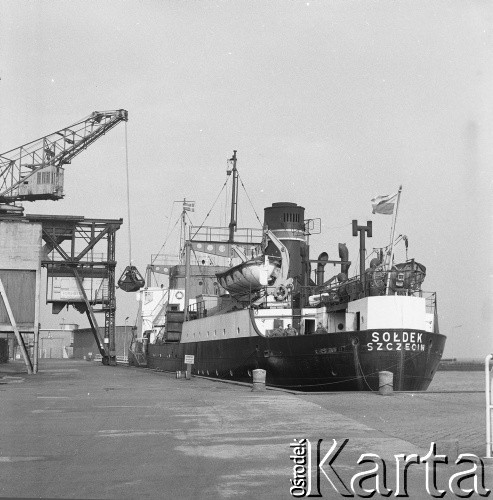 Lata 60.-70, Szczecin, Polska.
MS Sołdek w porcie szczecińskim. 
Fot. Maciej Jasiecki, zbiory Ośrodka KARTA