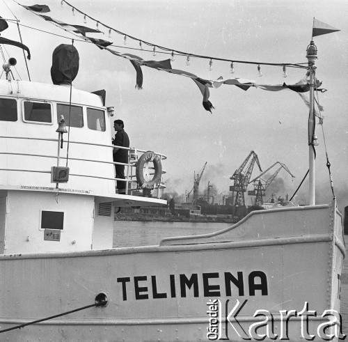 Lata 60., Szczecin, Polska.
Statek „Białej floty” „Telimena” przy Wałach Chrobrego, ul. Jana z Kolna.
Fot. Maciej Jasiecki, zbiory Ośrodka KARTA