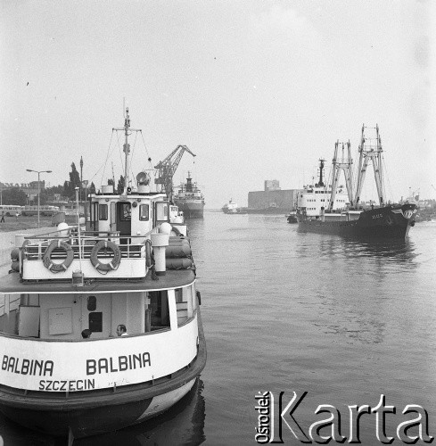 Lata 70., Szczecin, Polska.
Statki w porcie na Odrze.
Fot. Maciej Jasiecki, zbiory Ośrodka KARTA