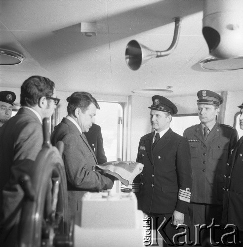 Lata 70., Szczecin, Polska.
Zawieszenie bandery na statku.
Fot. Maciej Jasiecki, zbiory Ośrodka KARTA