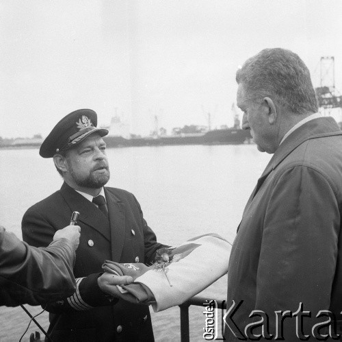 Lata 70., Szczecin, Polska.
Zawieszenie bandery na statku.
Fot. Maciej Jasiecki, zbiory Ośrodka KARTA